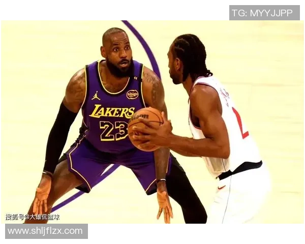 湖人火箭G5激战落幕詹姆斯与队友热情击掌庆祝胜利